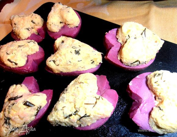 Фаршируем покрасневшие белки и придаём форму сердца из яичной массы.