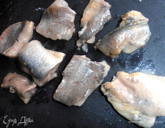 А где же селёдочка?!-спросите вы...Вот она!Делим на кусочки,вытягиваем ненужные кости...