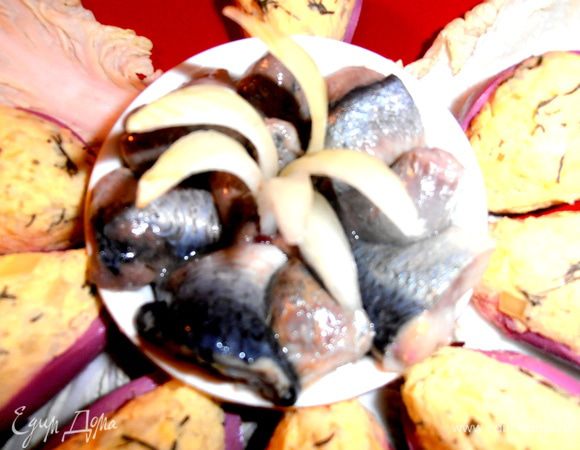 Вначале я хотела положить кусочки сельди сверху на"фарш",но потом мне жаль стало прятать желточки-сердечки и я просто выложила рыбку в центр блюда.Кто хочет-тот возьмёт,а кто не хочет-берёт только яйца))