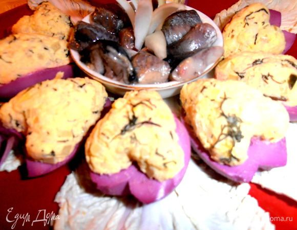 Выкладываем фаршированные яйца на листья любого салата и подаём закуску!