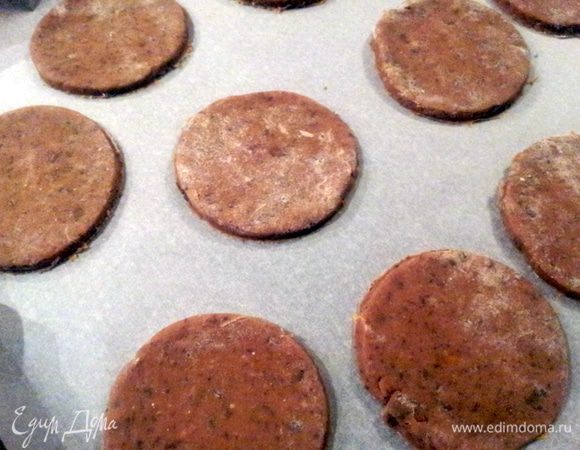 Ну здесь все очень просто: к счастью))))
Шоколад натрите на терке. Смешайте все ингредиенты для теста и добавьте тертый шоколад. Тесто скатайте в шар и поместите в холодильник на 2 часа.
Затем охлажденной тесто раскатать в пласт толщиной 5-6 мм, и вырезать из него кружочки диаметром примерно 6 см.

Кружки положите на противень, заранее застеленный пекарской бумагой. Выпекать в заранее нагретой до 200С духовке примерно 10 минут. 
