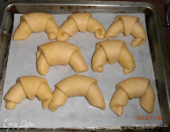 Каждую часть скатываем в рогалик от края к центру.Можно положить начинку(немного мармелада или сыра),но я чаще посыпаю круг сахаром.