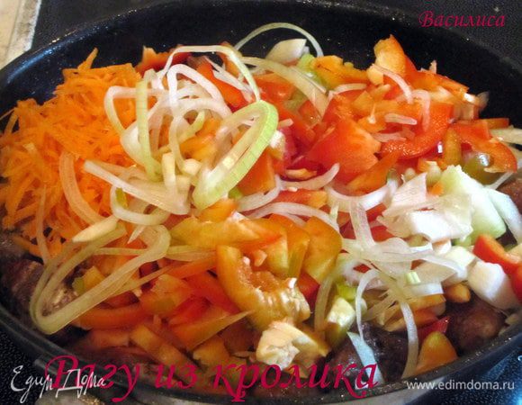 Кладем лук, морковь, стеблевой сельдерея, болгарский перец соломкой, помидоры, специи и тушим до готовности.
