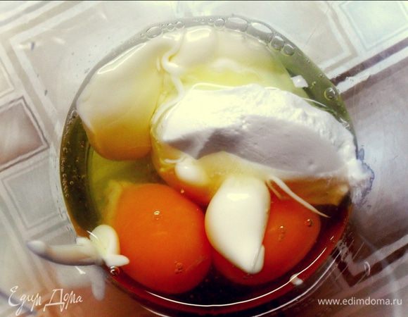 Яйца, майонез и сметану взбить