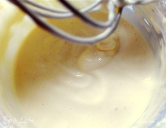 Добавляем муку и гашенную соду и хорошо замешиваем тесто