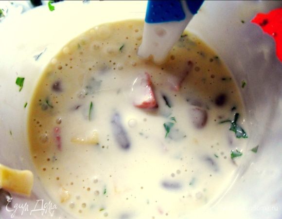 Все нарезанные продукты смешиваем с тестом, солим по вкусу.
