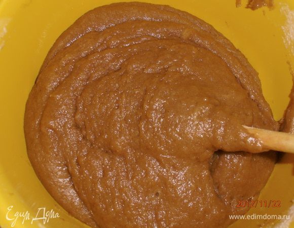 Положить в кастрюлю мёд,сахар,налить воду и нагреть до 70-75* (смесь слегка "запарить"). Быстро вмешать половину муки и пряности.Замешанное тесто охладить до комнатной температуры.