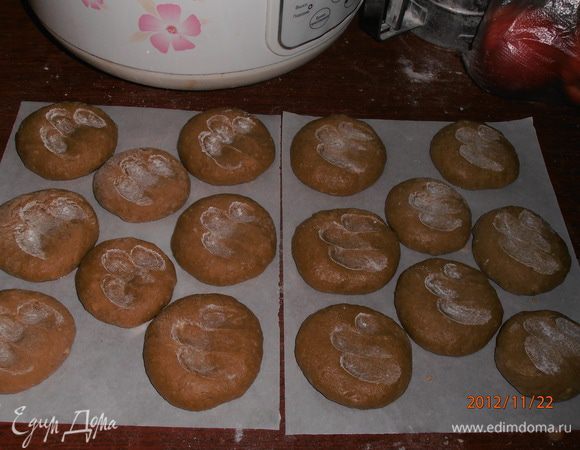 Добавить яйца, разрыхлители,остатки муки и замесить тесто мягкой консистенции. Разделывать сразу,иначе тесто затягивается и пряники получаются не очень. Раскатываем тесто в пласт толщиной 5-8 мм и вырезаем фигурки,или просто отдельно каждый подкатали в шарик,приплюснули и на противень. Можно прижать сверху красивым донышком от бокала.