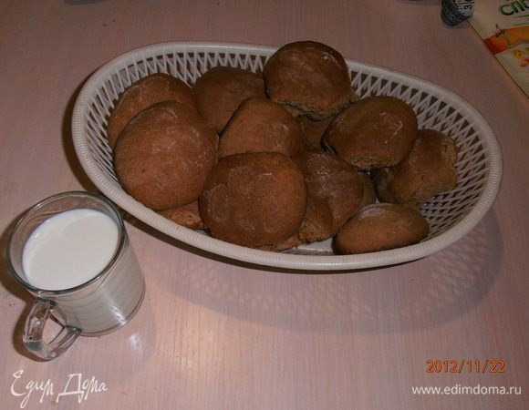 Выпекаем мелкие и тонкие пряники 8-15 мин при t - 220-240* С,крупные изделия и коврижки - 20-30 мин при t - 180-200* С.
При сырцовом замесе мы просто скадываем всё в кастрюлю(масло должно быть мягким) и замешиваем. Но! При заварном способе пряники мягче и нежней, а при сырцовом быстрее черствеют 
(если успевают)