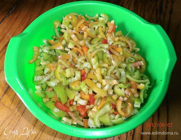 Режем перец полосочками. Я люблю по-тоньше, кто-то кусочками, без разницы.