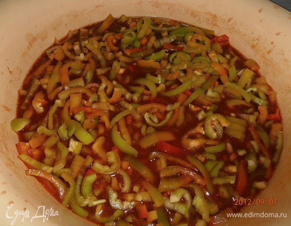 В тазике вскипятить сок, высыпаем перец, добавляем масло, сахар и варим.  Сначала перца будет много, но он увариться. Солю я в конце, каждый раз пробую, уходит примерно 1 ч. ложка. По времени (зависить от концентрации сока) вариться порядка 40-45 мин. Постоянно помешиваем.