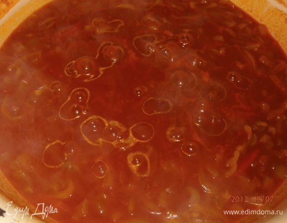 Добавляем уксусную эссенцию,хорошо перемешиваем и кипящим по банкам, сразу закатываем и под "шубу".