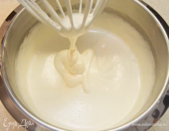 Бисквит женуаз (Pâte à génoise)

Духовку нагреть до 1750С.

Формочки для капкейков смазать маслом.

Масло растопить до жидкого состояния.

Готовим водяную баню. Для этого в кастрюлю наливаем немного воды и доводим до кипения.
В огнеупорную миску кладем яйца  и добавляем сахарную пудру. Ставим миску на кастрюлю с кипящей водой. Огонь должен быть  маленький, чтоб кипение было не сильным, миска ни в коем случае не должна касаться поверхности воды.
Постоянно взбивая венчиком яйца с сахаром, нагреваем их до температуры 55-60 градусов.
Снимаем миску с водяной бани,  продолжаем взбивать примерно 10 минут. Пока яичная масса не остынет до комнатной температуры и не увеличится в объеме в несколько раз. Должна получиться воздушная пена, стекающая с венчика ленточкой, а ленточка должна ложиться поверх массы растекаясь не моментально.