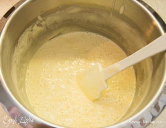 Теперь смешиваем яично-маслянную массу с яичной также методом складывания.

И в последнюю очередь добавляем муку продолжая смешивать все тем же методом. Аккуратно, но уверенно перемешиваем до однородности стараясь сохранить воздушную структуру.