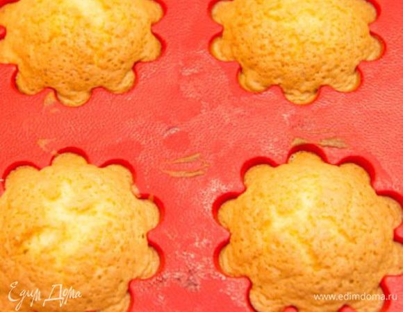 Раскладываем тесто по формочкам. Выпекаем примерно 25 минут (зависит от духовки).

Женуаз готов, когда  тесто у бортиков начинает слегка отставать, и  когда вы слегка трогаете поверхность бисквита пальцем, тесто обратно прыгает, след от пальца тут же исчезает.

Остудить в формочках.