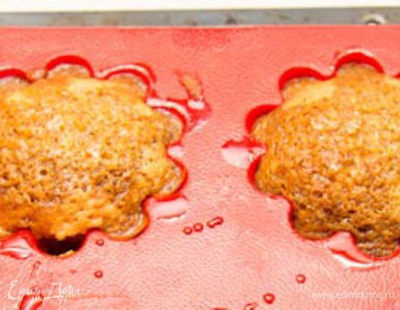 Пропитка:

В сотейник налить воду и насыпать сахар. Довести до кипения. Огонь выключить, добавить кофе и  перемешать. Сироп остудить, добавить алкоголь.

Я капкейки из формочек не вынимала и пропитывала прямо в них. Мне так было удобнее, и пропитка никуда не растекалась. Потихоньку по половинке чайной ложечки поливаем капкейки пропиткой, дожидаясь пока пропитка исчезнет с поверхности, поливаем опять и так пока всю пропитку не разольем. Не переживайте капкейки не станут очень мокрыми.  
