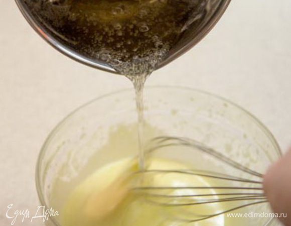 Крем:

Желтки будем заваривать сиропом. Такая смесь из взбитых желтков, заваренных  густым сахарным сиропом, называется пат-а-бом   (Pâté à bombe).

В сотейник отправляем 75г сахара, 20гр воды и начинаем нагревать. Одновременно начинаем взбивать желтки. Для того, что бы желтки лучше взбивались, зачерпываем из еще тёплой смеси сахара и воды (сахар еще не растворился) 1  ст.л. и добавляем в желтки.

Желтки должны превратиться в воздушную пену почти белого цвета. Чем лучше взбить желтки, тем меньше будет ощущаться яичный вкус.

Когда сироп достигнет 120 градусов, вводите его тонкой струйкой в желтки не прекращая взбивать. Взбиваем еще примерно 10 минут, до полного остывания массы. Оставляем в сторону. Если не будете использовать яичную массу сразу, то ее можно убрать в холодильник накрыв пищевой пленкой.

Отложить 3 ст.л. массы. Добавить в нее желатин и подогреть в микроволновке или на водяной бане.  В холодильник не убирать массу желатином иначе она застынет.