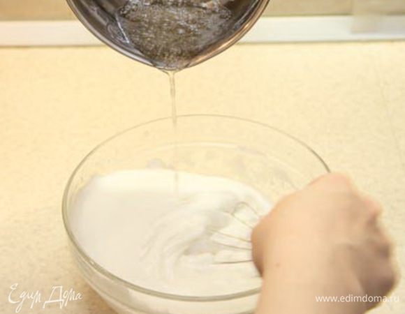 Теперь будем заваривать белки (итальянская меренга).

В сотейник отправляем 75г сахара, 20гр воды и начинаем нагревать. Одновременно начинаем взбивать белки. Для того, что бы бел лучше взбивались добавляем в них маленькую щепотку соли.

Белки должны превратиться в воздушную пену (белку лучше недовзбить, чем перевзбить).

Когда сироп достигнет 120 градусов, вводите его тонкой струйкой в белки не прекращая взбивать. Взбиваем еще примерно 10 минут, до полного остывания массы. 