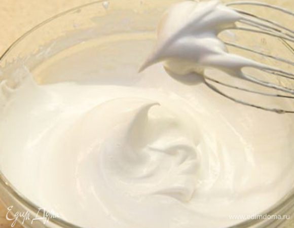 Белковая масс должна стать гладкой блестящей, увеличиться в несколько раз. На приподнятом венчике белки должны держаться и напоминать по форме "птичий клюв"
Оставляем в сторону. Эту массу лучше заранее не делать, так как при хранении в холодильнике может выделяться сироп.