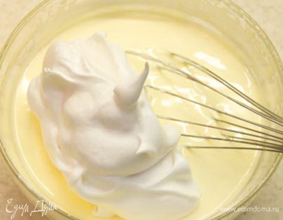 Сыр Маскарпоне вынимаем из упаковки в миску и слегка взбиваем , чтобы он стал более мягким.

В желтковую массу добавляем желатиновую массу.

Затем в желтковую массу в несколько приемов добавляем Маскарпоне.

Теперь в желтково-сырную смесь добавляем 1/3 белков и смешиваем методом складывания, о котором я писала раньше в описании теста. Это нужно, чтобы структура желтково-сырной массы стала более легкая и легче смешать с белками без потери воздуха.

Далее вмешиваем все белки в несколько приемов в желтково-сырную массу методом складывания. Задача – при смешивании всех трех составляющих крема сохранить воздух, полученный при взбивании.

Крем переложить в кондитерский мешок и убрать в холодильник примерно на 1 час, чтобы он уплотнился и хорошо держался на капкейках.