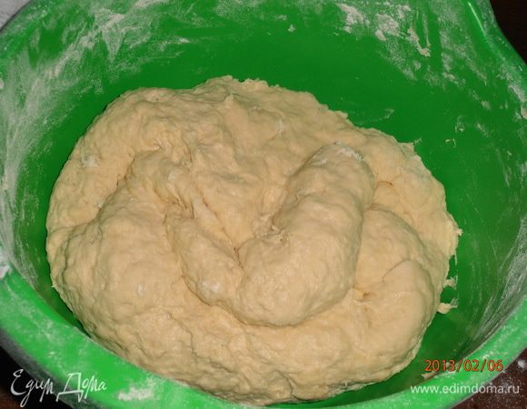 Из всего замешиваем тесто. Оно не должно быть сильно крутым, ровно на столько, чтобы можно было скатать жгут