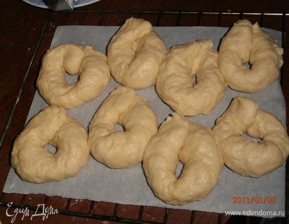 Делим на кусочки (величина как хотите, большие будут по-мягче, маленькие 
более рассыпчатые), скатываем жгутики, сворачиваем в кольцо. Выпекаем 20-25 мин при t - 180-200* С.