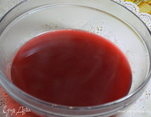 Снова процедить. Ягоды выбросить.