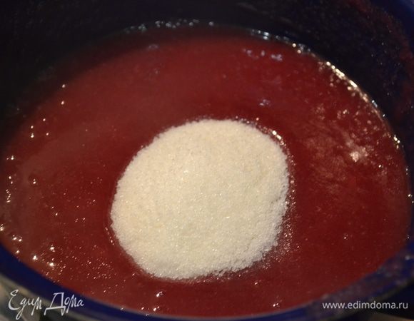 Компот вылить в кастрюлю, поставить на медленный огонь и постепенно всыпать манку. Поварить 20 мин. и в конце всыпать сахар. Перемешать и снять с огня.
