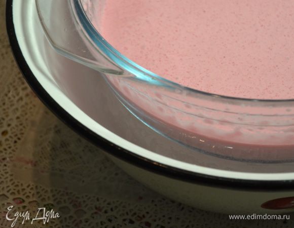 Лучше всего будет, если эту массу сразу после закипания поставить в миску с холодной водой и льдом, как показано на фото. И взбить, не доставая из воды.