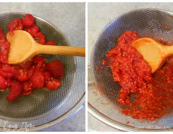 Вторую протереть через сито в  маленький сотейник, добавить 1 ст. л. сахарной пудры и на маленьком огне довести до кипения.