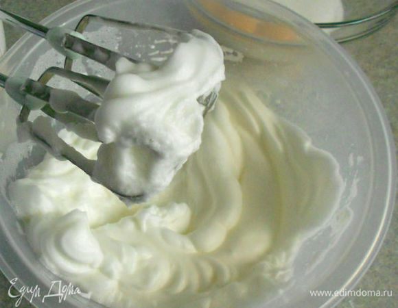 Приготовить бисквит: отделить белки от желтков и взбить их в крепкую пену и отставить.