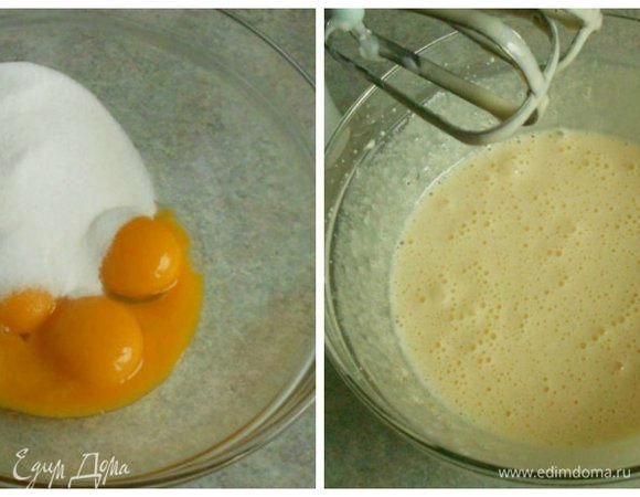 В другой миске желтки взбить с сахаром, ванильным сахаром и 3 ст.л. горячей воды до растворения сахара в белую пену.