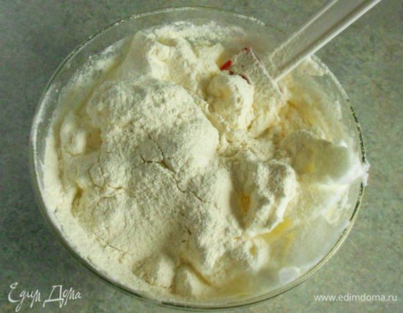 Белки выложить на желтки, просеять туда же муку с крахмалом и солью, осторожно перемешать венчиком.