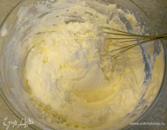 Взбить миксером или венчиком сливки с оставшейся сахарной пудрой до мягких пиков.