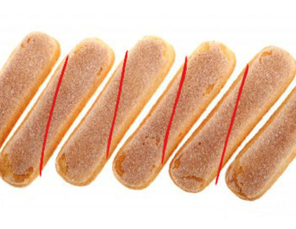 Печенье разрезать посередине наискосок, выровнять срезы до желаемого размера, слегка смазать их  взбитыми сливками и соединить в виде сердечка. 