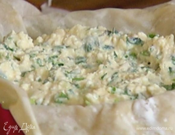 Нарубленную зелень и листья тимьяна добавить к творогу.