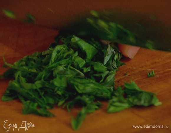 Листья базилика порезать очень мелко.