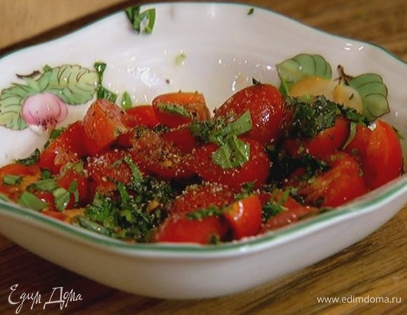 Помидоры черри разрезать на 4 части, посыпать базиликом, сбрызнуть оливковым маслом, посолить, поперчить и перемешать.