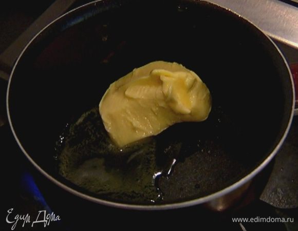 Сливочное масло растопить в небольшой кастрюле.