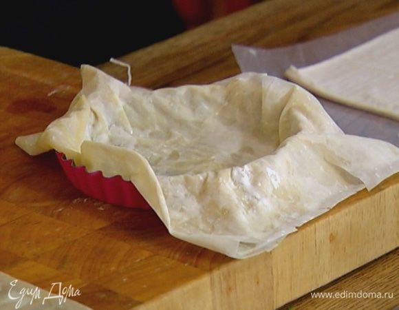 В две небольшие круглые формы уложить тесто так, чтобы свешивались края.