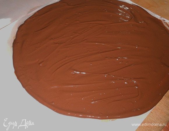 Итак, начнем. Первое, что я сделала, это растопила на водяной бане шоколад, затем на листах пергамента начертила круги (листы пергамента я слегка промазала растительным маслом), размеры кругов должны быть меньше размера формы, в которой будет собираться семифредо на 4-5 см. На каждый начерченный круг нанесите тонким слоем шоколад, как на фото, и поместите листы с шоколадом в морозилку на 5-10 минут, с этого количества шоколада у меня получилось 6 шоколадных дисков. Через 10 минут шоколадные диски аккуратно снять с листа и сложить один на один, прокладывая между ними пищевую пленку, диски положить назад в морозилку, пусть там лежат до процесса собирания всего семифредо.