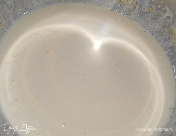 Теперь нужно испечь бисквит. Яйца 4 шт. разделить на белки и желтки. Желтки взбить с 60 г сахара, взбивать до небольшого загустения.