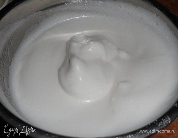 Белки взбить с щепоткой соли в устойчивую пену, затем добавить 40 г сахара и взбивать до средних пиков.