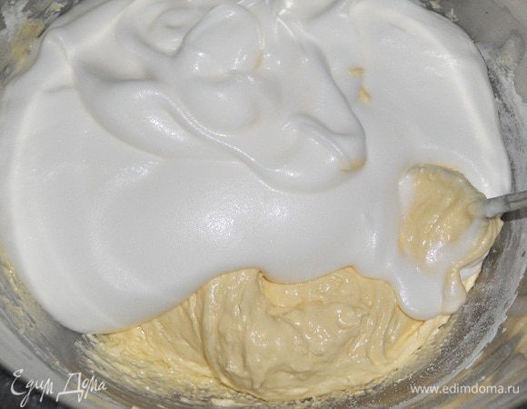 В желтки добавить крахмал, молоко и муку и перемешать. Затем влить белки и очень аккуратно медленными движениями перемешать в одном направлении.