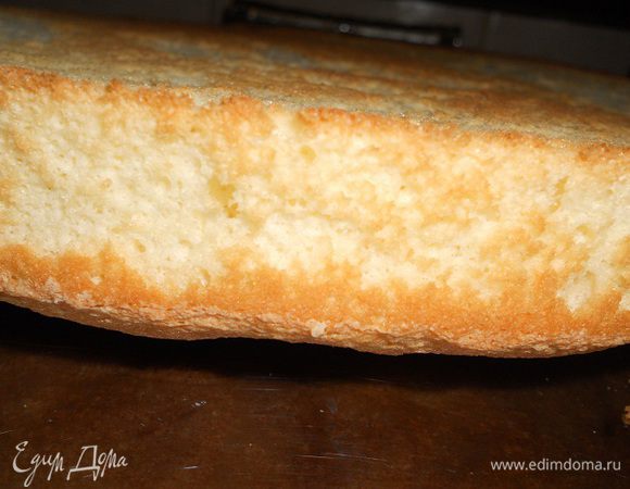 Тесто перекладываем в форму и выпекаем при температуре 160 градусов до готовности. Форму с горячим бисквитом перевернуть на решетку или разнос, когда чуть остынет, извлечь бисквит из разъемной формы и оставить дальше остывать.