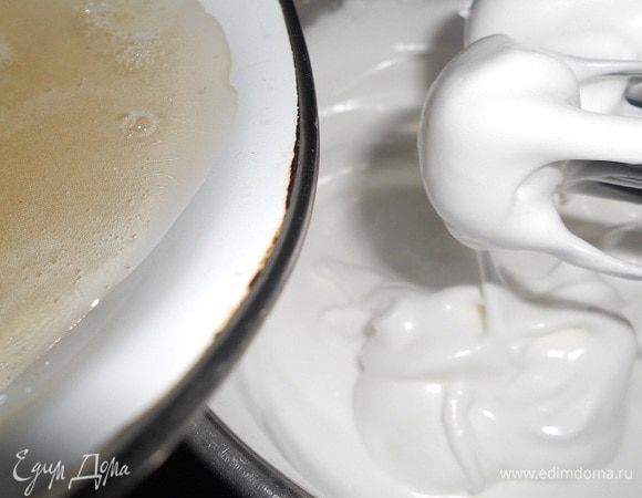 Теперь займемся кремами. Сначала сделаем крем - итальянскую меренгу. На плиту ставим мисочку с 80 г сахара и 50 г воды, доводим до кипения и 1 минутку кипятим, помешивая. В это время остальные яйца разделить на белки и желтки. Белки взбиваем с щепоткой соли, с лимонным соком и 60 г сахара до средних пиков. Затем берем с плиты  наш сахарный сироп и вливаем тонкой струйкой в белки и в это же время продолжаем их взбивать. Затем выключаем миксер и готовый крем отставляем в сторону.