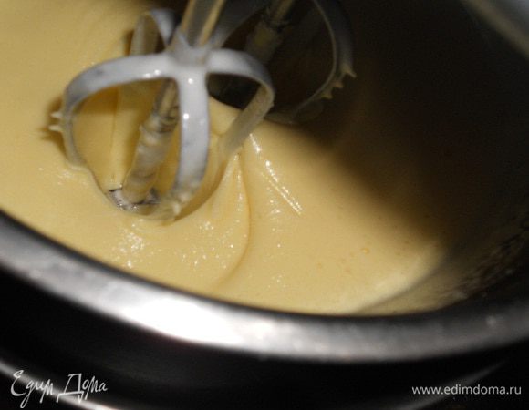 Теперь делаем основу крема тирамису. Желтки взбиваем с 180 г сахара, затем ставим на водяную баню и продолжаем взбивать до загустения. Снимаем с огня и отставляем в сторону.