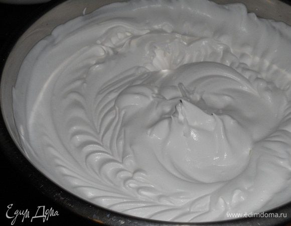 Теперь взбиваем сливки. У меня сладкие кондитерские 26 % жирности.