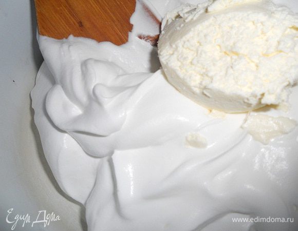 Делаем сливочный крем. Третью часть сливок откладываем в другую мисочку, добавляем в них сливочный сыр и аккуратно перемешиваем до однородного состояния.