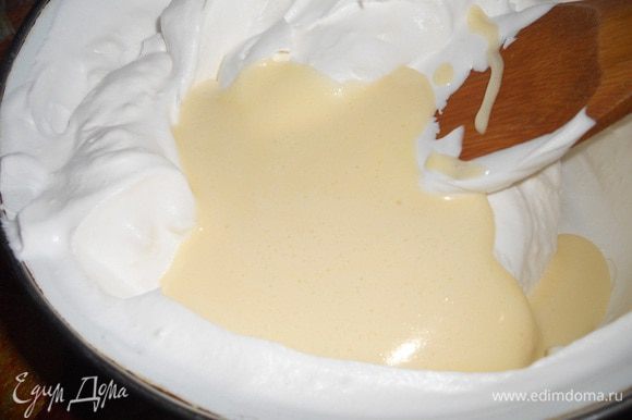В сливки с сливочным сыром добавить половину крема итальянской меренги и половину крема основы тирамису и перемешать.